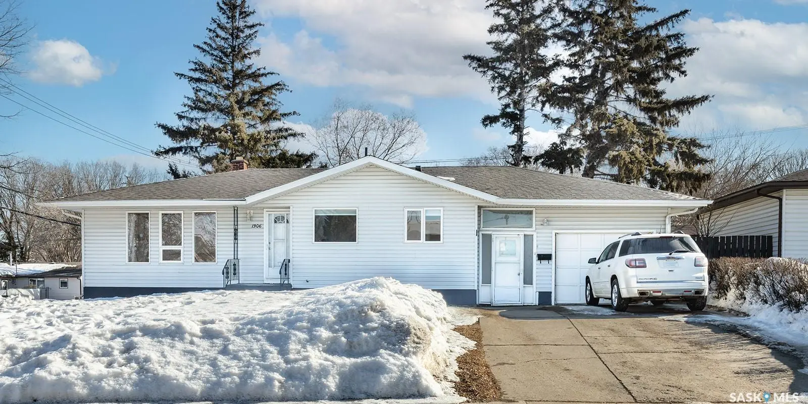 Spacious 5-bed bungalow in Saskatoon with suite, garage & big lot. Income potential! $409,900.